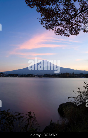 Kawaguchi, Japan, Honshu Insel Ko See, Mt. Fuji und Ahornbäume Stockfoto