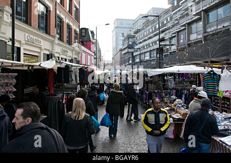 Petticoat Lane market London mit Käufern, die auf der Suche nach Schnäppchen Stockfoto