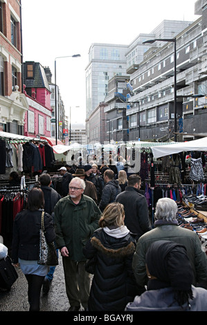 Petticoat Lane market London mit Käufern, die auf der Suche nach Schnäppchen Stockfoto