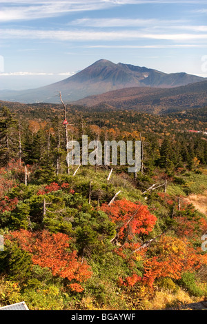 Japan, Insel Honshu, Towada Hachimantai Nationalpark, Mount Iwate und Herbstfarben Stockfoto