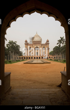 Restaurierungsarbeiten am Safdarjung Grab in Delhi, Indien. Das Mausoleum wurde im Jahre 1754 in klassischen Mogul-Stil-Architektur gebaut. Stockfoto