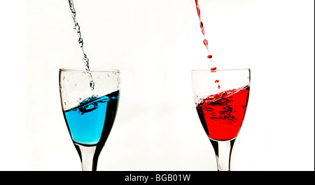 Blaue und rote Flüssigkeit Gläser gegossen Stockfoto