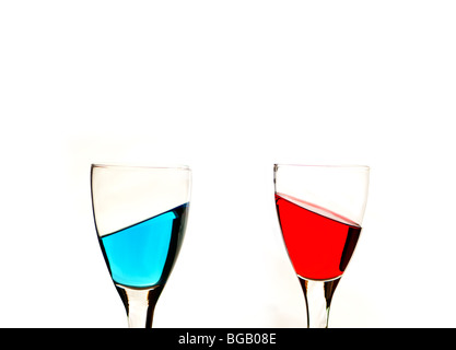Rote und blaue Flüssigkeit in Weingläser Stockfoto