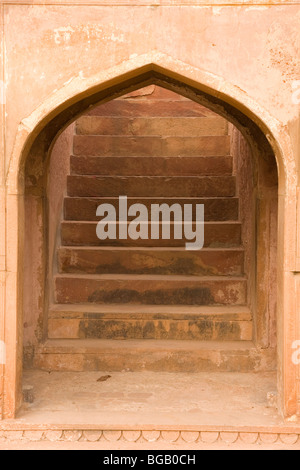 Schritte des Safdarjung Grab in Delhi, Indien. Das Mausoleum wurde im Jahre 1754 in klassischen Mogul-Stil-Architektur gebaut. Stockfoto