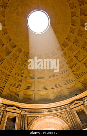 Rom, Italien. Innere der Pantheon auf der Piazza della Rotonda das Oculus und die Kassettendecke. Stockfoto