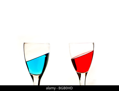 Blaue und rote Flüssigkeit in Weingläser Stockfoto
