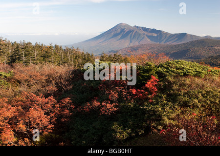 Japan, Insel Honshu, Towada Hachimantai Nationalpark, Mount Iwate und Herbstfarben Stockfoto