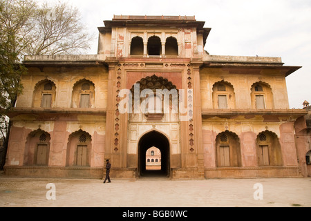 Eine Wache steht an der Pforte Safdarjungs Grab in Delhi, Indien. Das Mausoleum wurde im Jahre 1754 in Mughal Architektur gebaut. Stockfoto