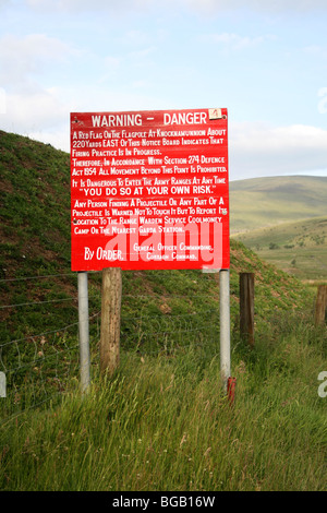 Warnschild Warnung in verbotenen Armee Brennzone in der Nähe von Glen of Imaal Hügel zu Fuß Landschaft Landschaft Irland co. Wicklow Stockfoto