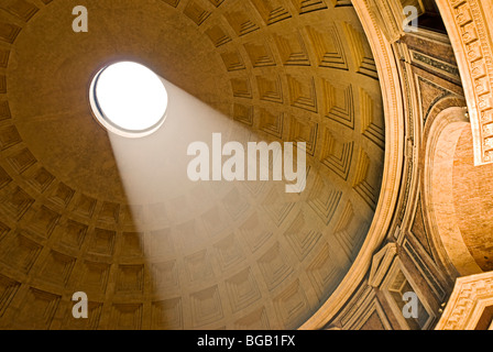 Rom, Italien. Innenraum des Pantheon auf der Piazza della Rotonda Oculus der Kassettendecke. Stockfoto