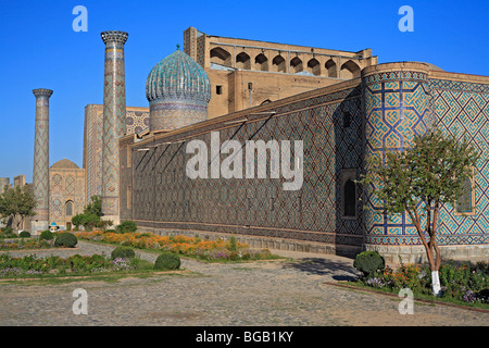 Die Sher Dor Medresen, Registan-Platz, Samarkand, Usbekistan Stockfoto