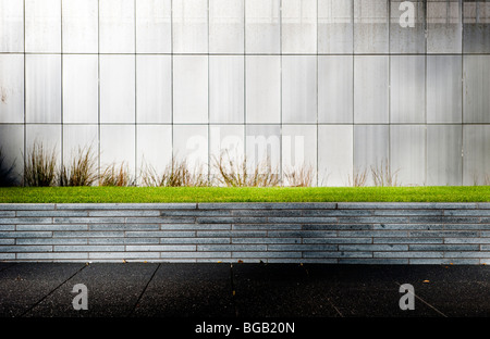 Steinmauer, grünen Rasen Stockfoto