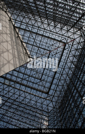 Nachschlagen im Atrium des John F Kennedy Library and Museum Stockfoto