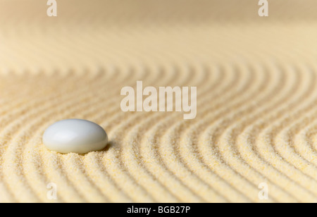 Abstrakte Komposition - sandigen gelb hinterlegt und ein Glasstein Stockfoto