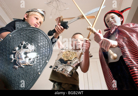 Drei jungen spielen mit Spielzeug Schwerter Stockfoto