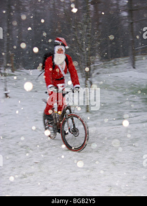 Radfahren Santa im Whinlatter Forest Park, Cumbria, England Stockfoto