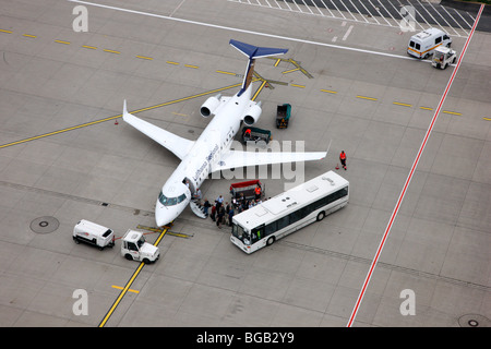 Lufthansa regional-Jet am Flughafen Düsseldorf, Passagiere einsteigen in das Flugzeug Stockfoto