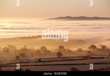 Winter-Sonnenaufgang genommen von der Spitze der Moel y Gaer, in der Nähe von Rhosesmor Nord-Wales. Stockfoto