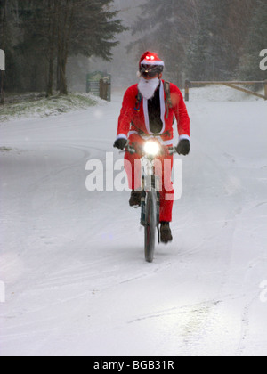 Radfahren Santa im Whinlatter Forest Park, Cumbria, England Stockfoto