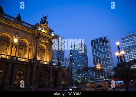 Teatro Municipal und Bürogebäuden beleuchtet in der Abenddämmerung, Sao Paulo, Brasilien Stockfoto