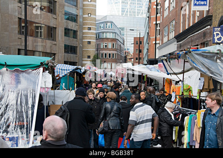 Petticoat Lane market London mit Käufern, die auf der Suche nach Schnäppchen Stockfoto