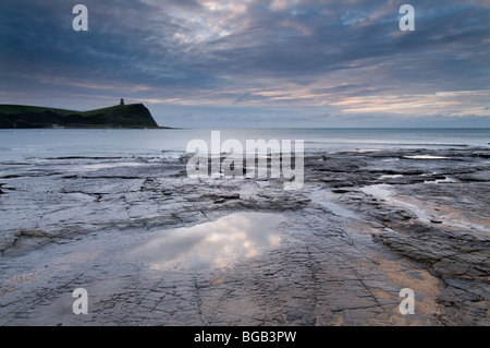 Morgendämmerung am Kimmeridge Bay, Dorset mit Clavell Tower in der Ferne Stockfoto