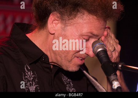 Runde und Pedal-Steel-Legende Al Perkins auf dem Maverick-Festival in Suffolk. Stockfoto