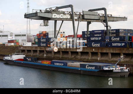 Größten Binnenhafen der Welt in Duisburg, Deutschland, am Rhein. Industriehafen für alle Arten von waren. Stockfoto