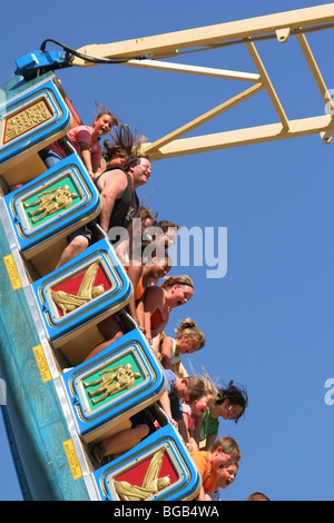 Carnival Ride benannt Pharao Fury. Canfield Fair. Canfield, Ohio, USA. Ein erwachsener Mann unter Teenagern. Stockfoto