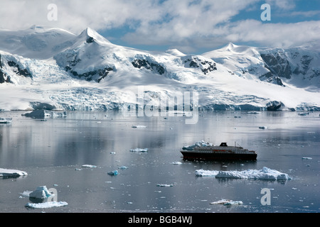 Die Expedition Kreuzfahrtschiff verankert Minerva in Neko Harbour, Antarktis Stockfoto