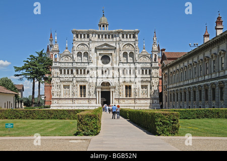 Certosa di Pavia Kartäuser Kloster Lombardei Italien mit Palast der Herzöge von Mailand rechts Stockfoto