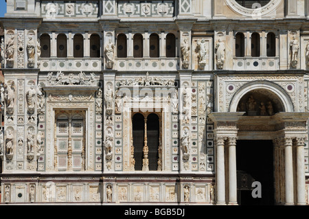 Detail der Fassade der Certosa di Pavia Kartäuser Kloster Lombardei Italien Marmor-Fassade ist ein herrliches Beispiel der Lombard Kunst Stockfoto