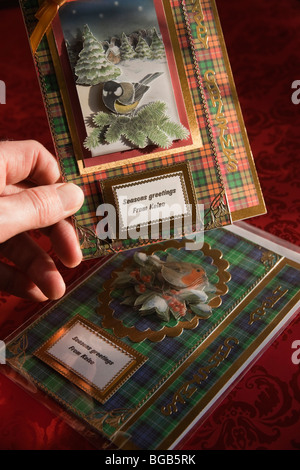 Handgemachte Handwerk Decoupage Weihnachtskarten aus Schottland gemacht von Heather Nicol von Kelso - jeweils individuell auf Bestellung gefertigt Stockfoto