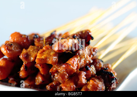 Nahaufnahme einer Platte Chicken Satay auf Bambus-Spieße Stockfoto