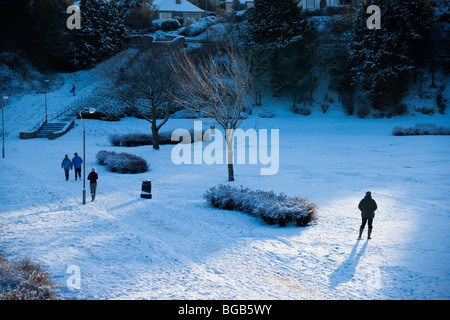 Dezember-Schnee-Szene Kelso Scottish Grenzen UK - zu Fuß in Bridgend Park Stockfoto