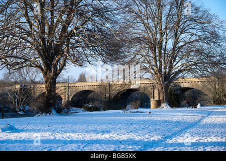 Dezember Schnee Szene Kelso Scottish Grenzen UK - Rennies Brücke über den Tweed Stockfoto