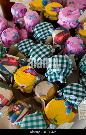 Bunte Marmeladengläser an ein Schicksal-fete Stockfoto