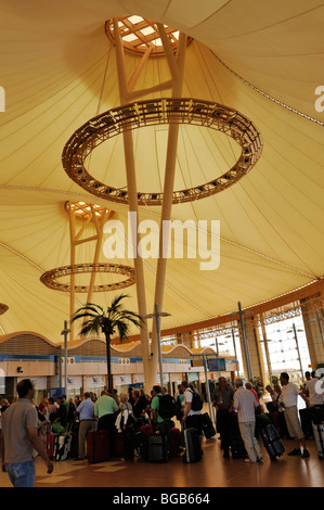 Linien für die Sicherheit überprüft unter dehnbaren Stoff Dach Eintritt in Sharm el Sheikh Flughafen-terminal, Sinai, Ägypten Stockfoto