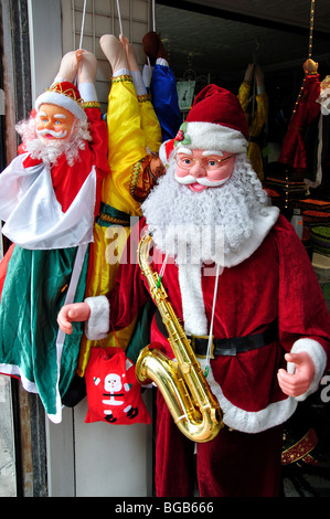 Vater Weihnachten Figuren im Shop, San Gregorio, Telde, Telde Gemeinde, Gran Canaria, Kanarische Inseln, Spanien Stockfoto