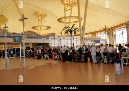 Linien für die Sicherheit überprüft unter dehnbaren Stoff Dach Eintritt in Sharm el Sheikh Flughafen-terminal, Sinai, Ägypten Stockfoto