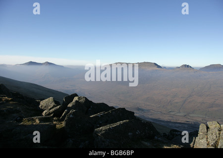 Blick auf Snowdon und Tryfan vom Grat der Moel Siabod Stockfoto