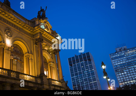 Teatro Municipal und Bürogebäuden beleuchtet in der Abenddämmerung, Sao Paulo, Brasilien Stockfoto