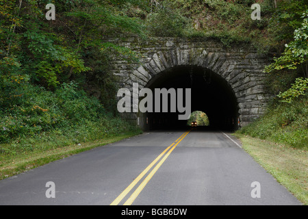 Ein Steintunnel in North Carolina auf der Road Road Road Blue Ridge Parkway in flachem Winkel niemand in den USA Hi-res Stockfoto