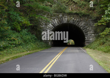 Ein Steintunnel in North Carolina NC auf dem Blue Ridge Parkway eine leere Straße in den Appalachen in flachem Winkel, niemand horizontal in den USA Stockfoto