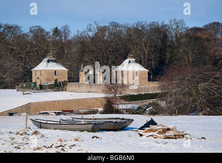 Dezember Schnee Szene Kelso Scottish Grenzen UK - Floors Castle Sitz des Duke of Roxburghe - das goldene Tor Stockfoto