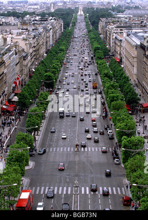Blick auf den Champs-Elysées vom Arc de Triomphe, Paris, Frankreich Stockfoto