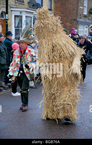 Paradieren Stroh Bären Festival durch Whittlesey Stadt Fenland Cambridgeshire England UK Stockfoto