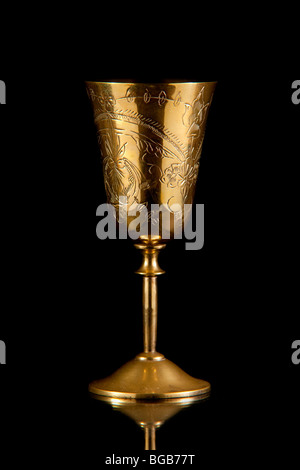 Goldenen Becher auf schwarzem Hintergrund Stockfoto