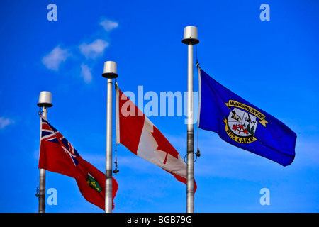 Drei Fahnen (Ontario, Kanada, Red Lake) auf die Fahnenmasten in der Norseman Heritage Centre Park in der Stadt von Red Lake, Ontario, Stockfoto