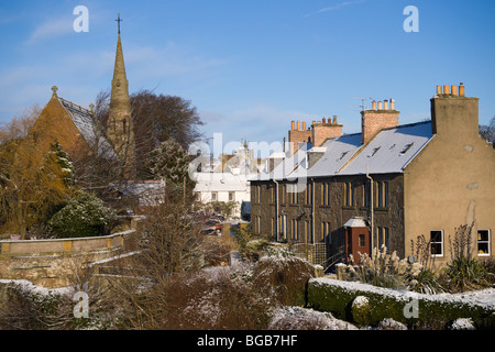 Dezember-Schnee-Szene Kelso Scottish Grenzen UK - St. Andrews Church und in der Nähe auf dem Land Stockfoto